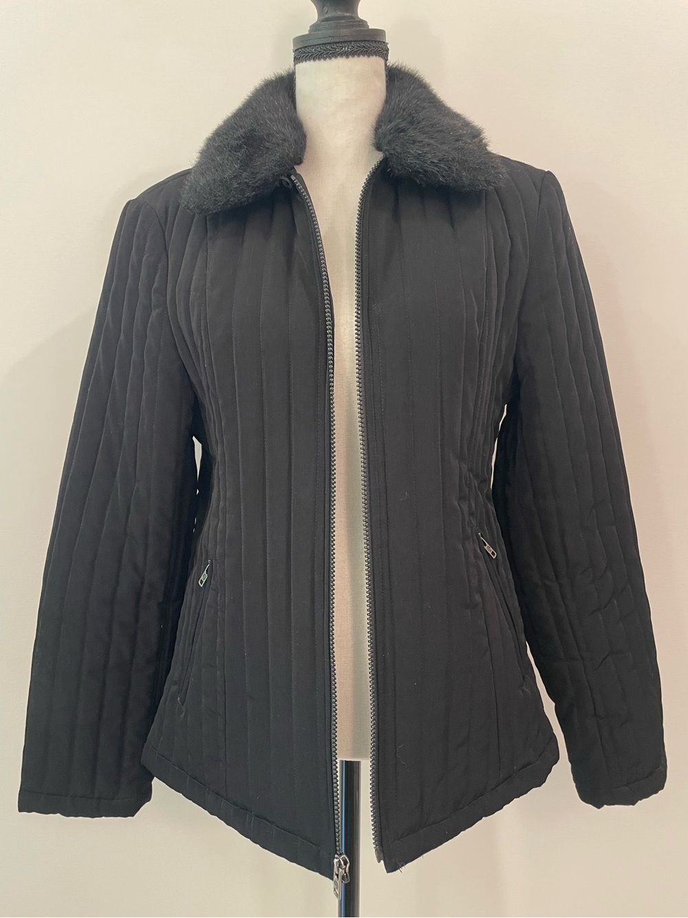 Esprit black quilted winter jacket with removable faux fur collar 🖤

Classic in